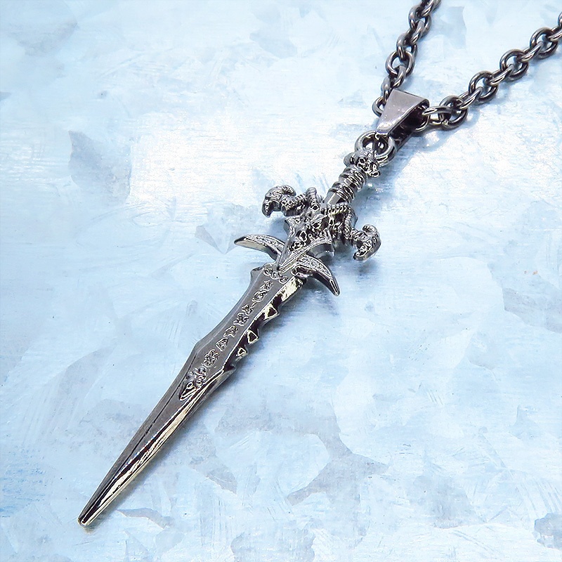 黒く輝く魔剣モチーフを使ったペンダントネックレス 長さ調整可 ガンメタル 魔法剣 ダークソード ゴシック パンク