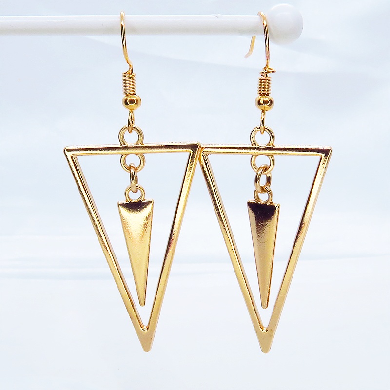 マットゴールド トライアングルフレームとチャームをプラスしたスタイリッシュなピアス サージカル可