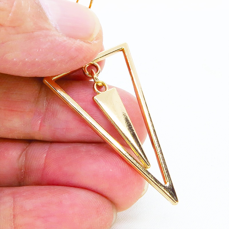 マットゴールド トライアングルフレームとチャームをプラスしたスタイリッシュなピアス サージカル可