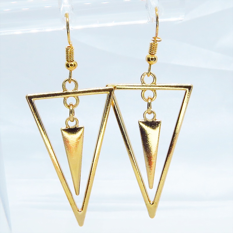 マットゴールド トライアングルフレームとチャームをプラスしたスタイリッシュなピアス サージカル可