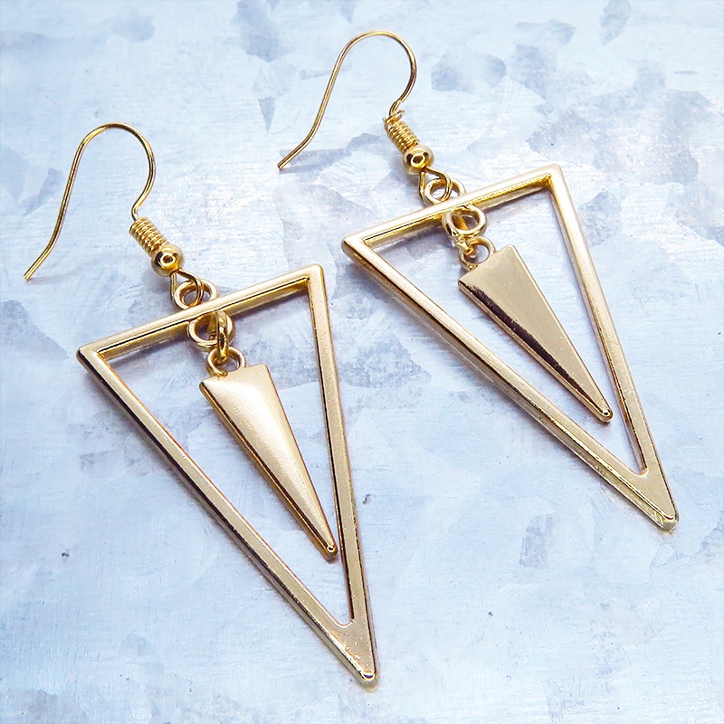 マットゴールド トライアングルフレームとチャームをプラスしたスタイリッシュなピアス サージカル可