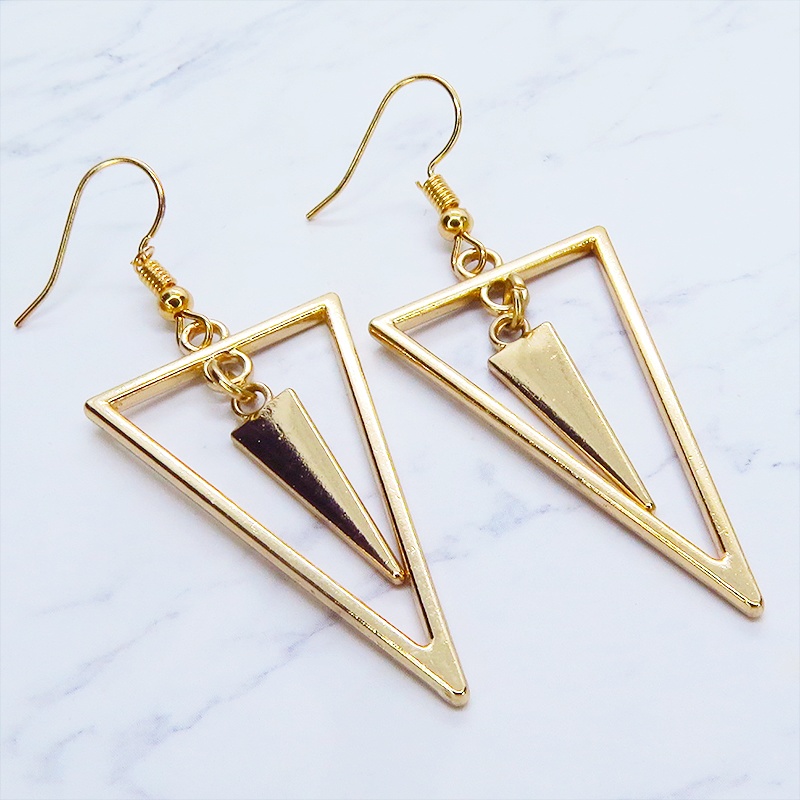 マットゴールド トライアングルフレームとチャームをプラスしたスタイリッシュなピアス サージカル可
