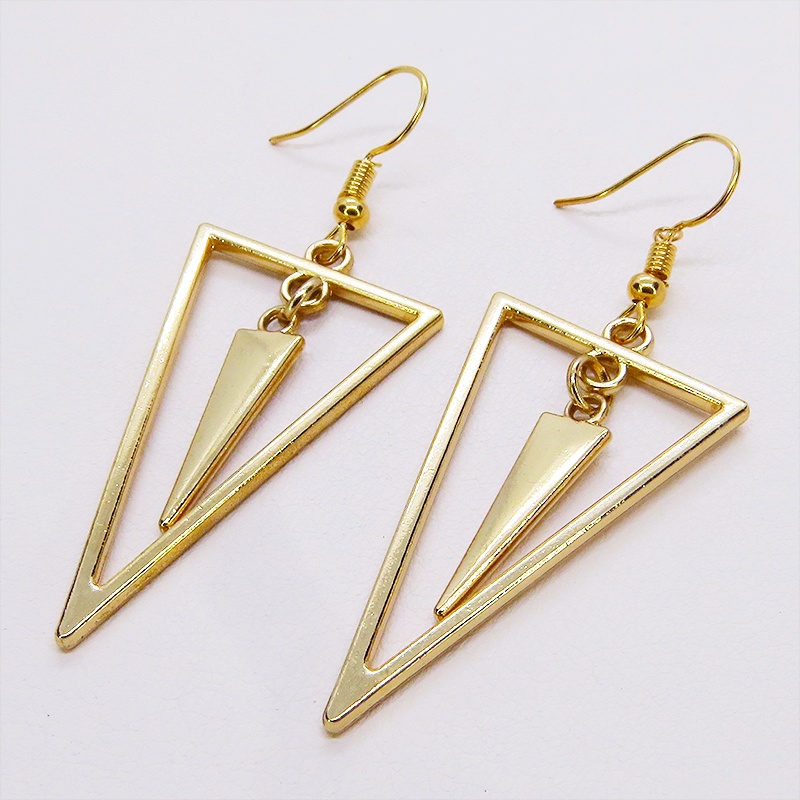 マットゴールド トライアングルフレームとチャームをプラスしたスタイリッシュなピアス サージカル可