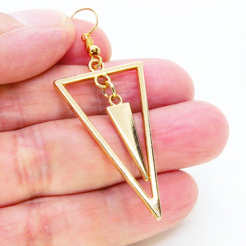 マットゴールド トライアングルフレームとチャームをプラスしたスタイリッシュなピアス サージカル可