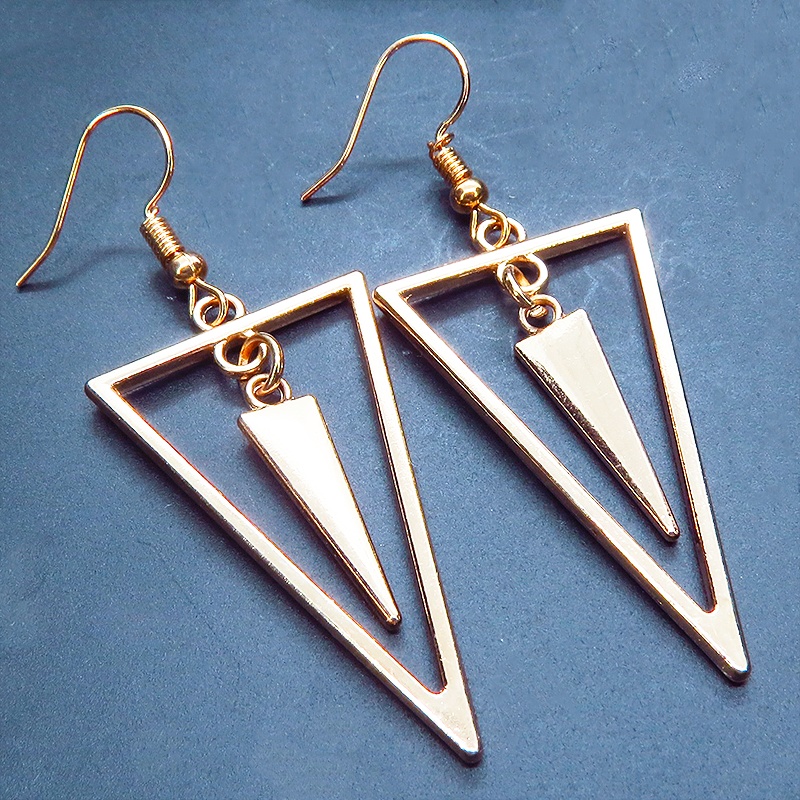 マットゴールド トライアングルフレームとチャームをプラスしたスタイリッシュなピアス サージカル可