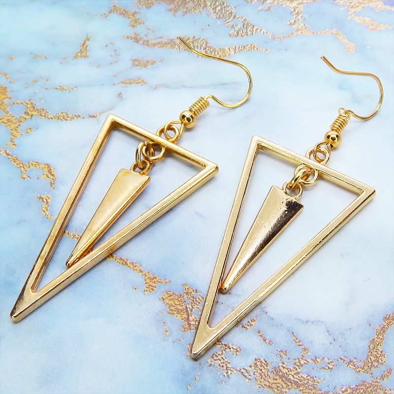マットゴールド トライアングルフレームとチャームをプラスしたスタイリッシュなピアス サージカル可