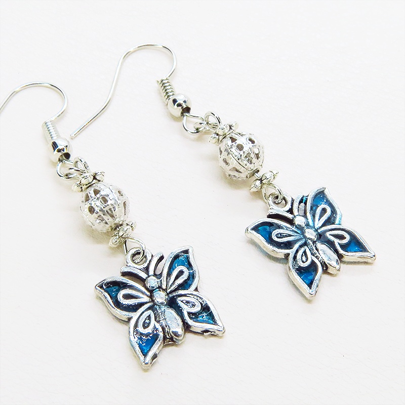 アンティークシルバー バタフライ（蝶）とメタルビーズのコンパクトなピアス レジン サージカル可