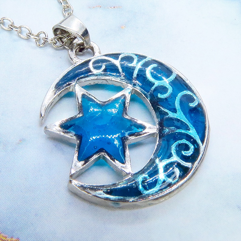 アンティークシルバー アラベスク調の透かし模様の三日月と星のブルーカラーペンダントネックレス レジン 長さ調整可 ステンレス可