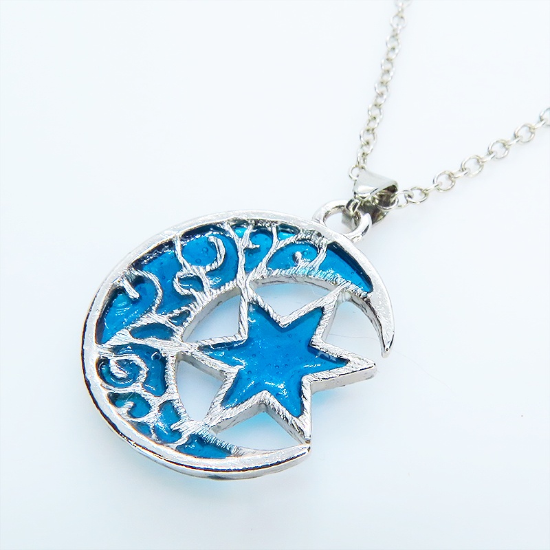 アンティークシルバー アラベスク調の透かし模様の三日月と星のブルーカラーペンダントネックレス レジン 長さ調整可 ステンレス可