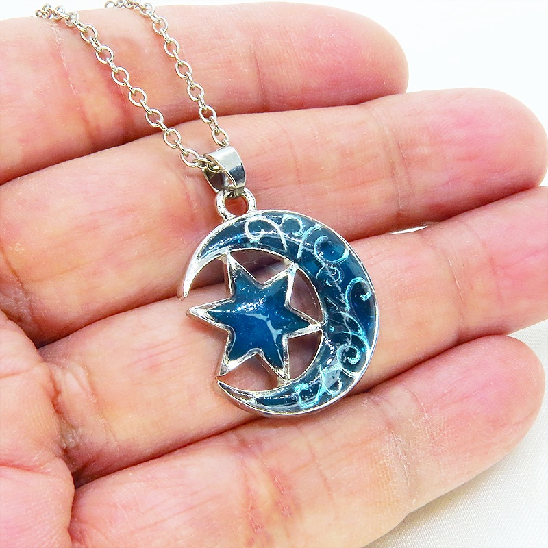 アンティークシルバー アラベスク調の透かし模様の三日月と星のブルーカラーペンダントネックレス レジン 長さ調整可 ステンレス可