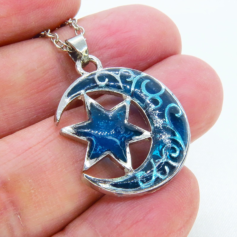 アンティークシルバー アラベスク調の透かし模様の三日月と星のブルーカラーペンダントネックレス レジン 長さ調整可 ステンレス可