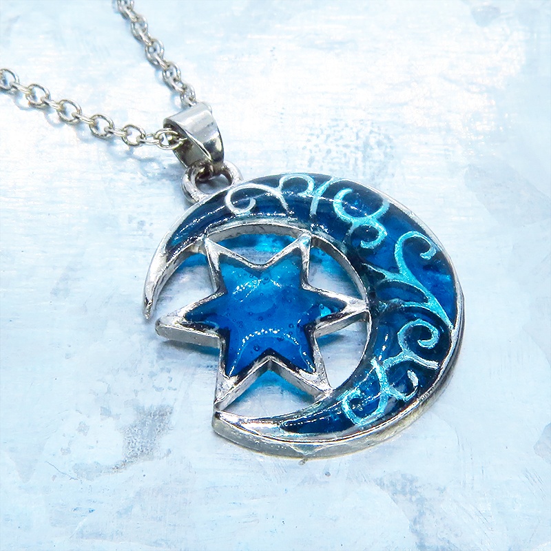 アンティークシルバー アラベスク調の透かし模様の三日月と星のブルーカラーペンダントネックレス レジン 長さ調整可 ステンレス可