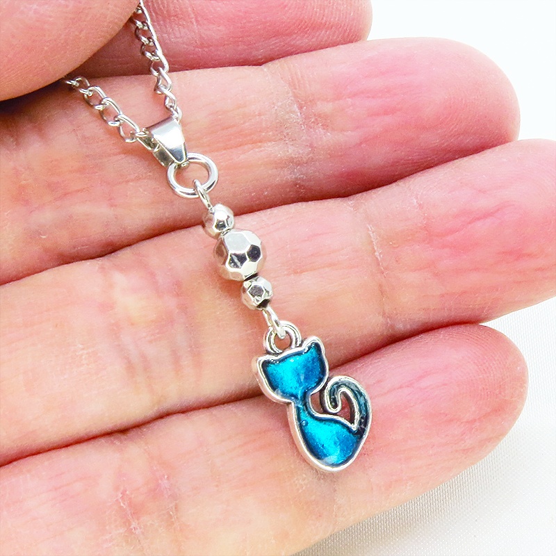 アンティークシルバー 蒼い猫とメタルビーズを組合せたコンパクトなネックレス ブルーキャット レジン 長さ調整可 ステンレス可
