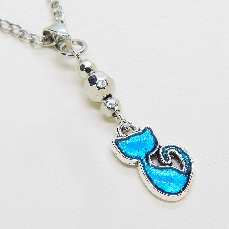 アンティークシルバー 蒼い猫とメタルビーズを組合せたコンパクトなネックレス ブルーキャット レジン 長さ調整可 ステンレス可