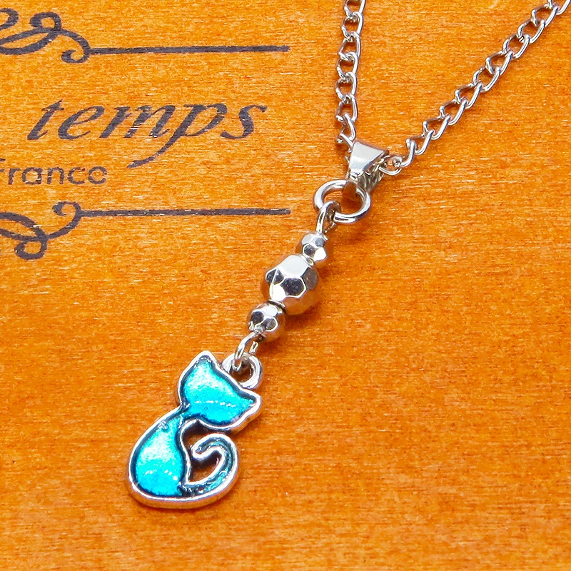 アンティークシルバー 蒼い猫とメタルビーズを組合せたコンパクトなネックレス ブルーキャット レジン 長さ調整可 ステンレス可