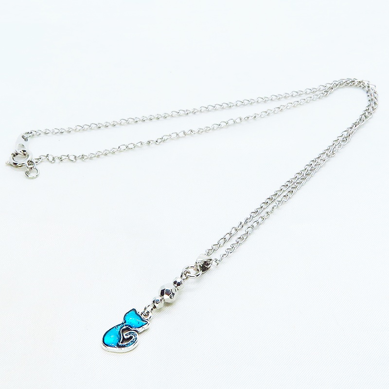 アンティークシルバー 蒼い猫とメタルビーズを組合せたコンパクトなネックレス ブルーキャット レジン 長さ調整可 ステンレス可