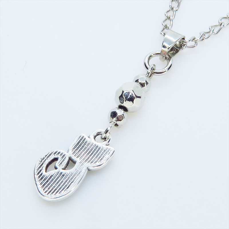 アンティークシルバー 蒼い猫とメタルビーズを組合せたコンパクトなネックレス ブルーキャット レジン 長さ調整可 ステンレス可