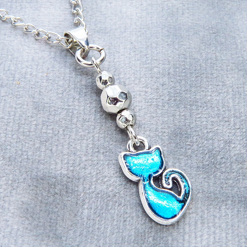 アンティークシルバー 蒼い猫とメタルビーズを組合せたコンパクトなネックレス ブルーキャット レジン 長さ調整可 ステンレス可