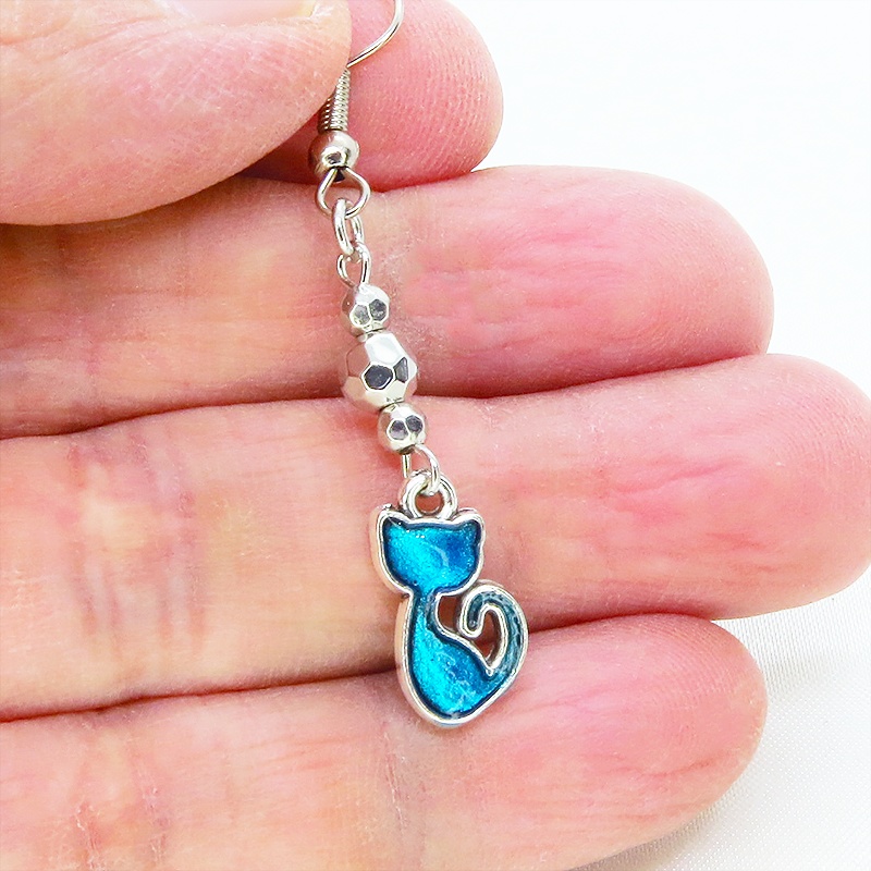 アンティークシルバー 蒼い猫とメタルビーズを組合せたコンパクトなピアス ブルーキャット レジン サージカル可