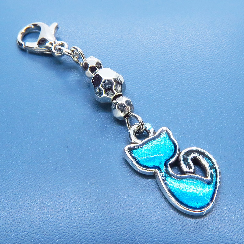 マスク・スマホチャーム アンティークシルバー 蒼い猫とメタルビーズを組合せたコンパクトなチャーム レジン 金具変更可
