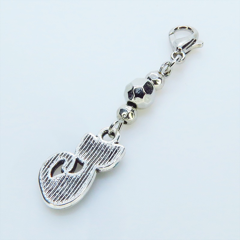 マスク・スマホチャーム アンティークシルバー 蒼い猫とメタルビーズを組合せたコンパクトなチャーム レジン 金具変更可