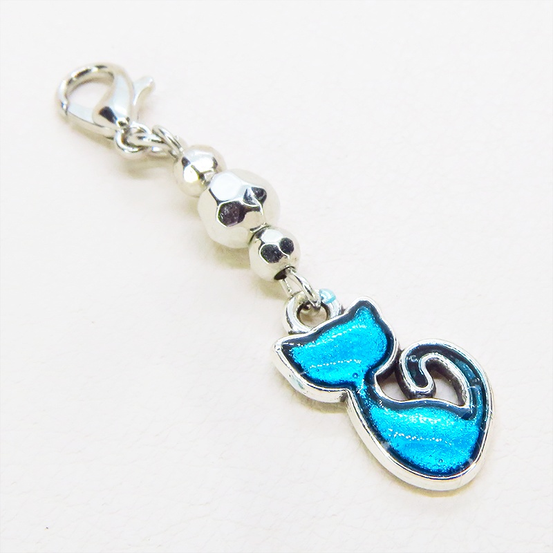 マスク・スマホチャーム アンティークシルバー 蒼い猫とメタルビーズを組合せたコンパクトなチャーム レジン 金具変更可