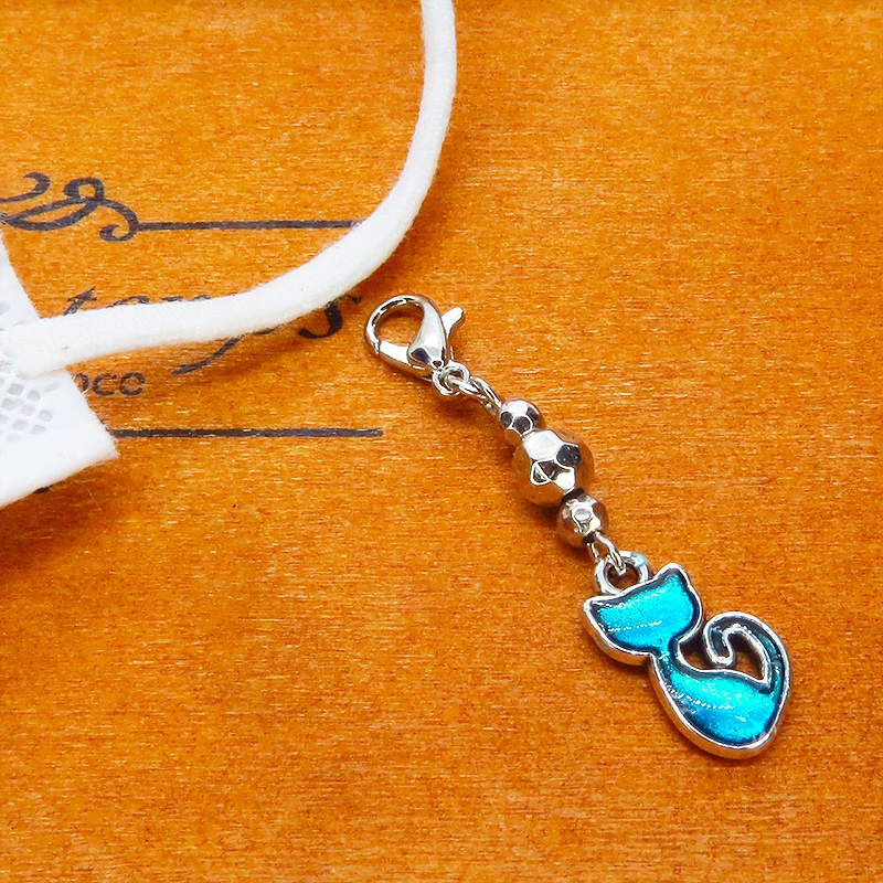 マスク・スマホチャーム アンティークシルバー 蒼い猫とメタルビーズを組合せたコンパクトなチャーム レジン 金具変更可
