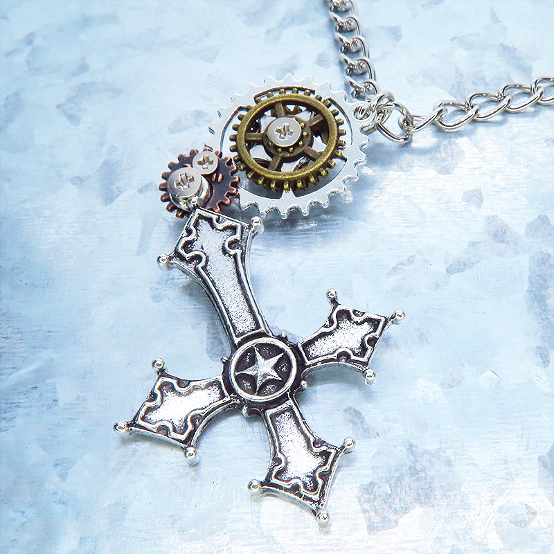アンティークシルバー グリグリ動くリバースクロス(逆さ十字架)と歯車のスチームパンク風ネックレス 長さ調整可