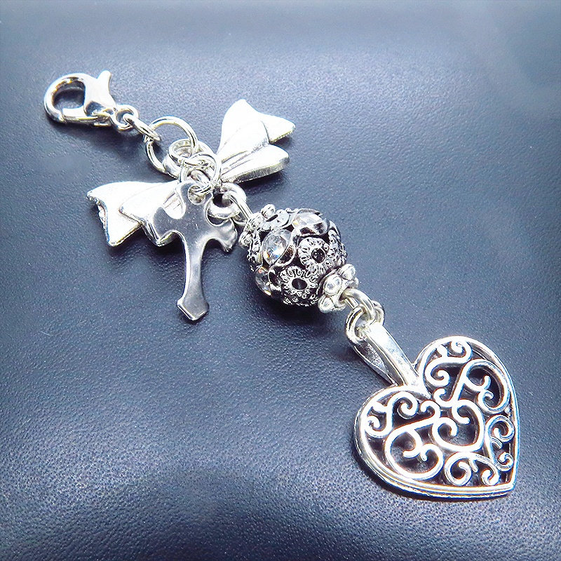 マスク・スマホチャーム アンティークシルバー 透かし模様のハートチャームとメタルビーズのチャーム 金具変更可