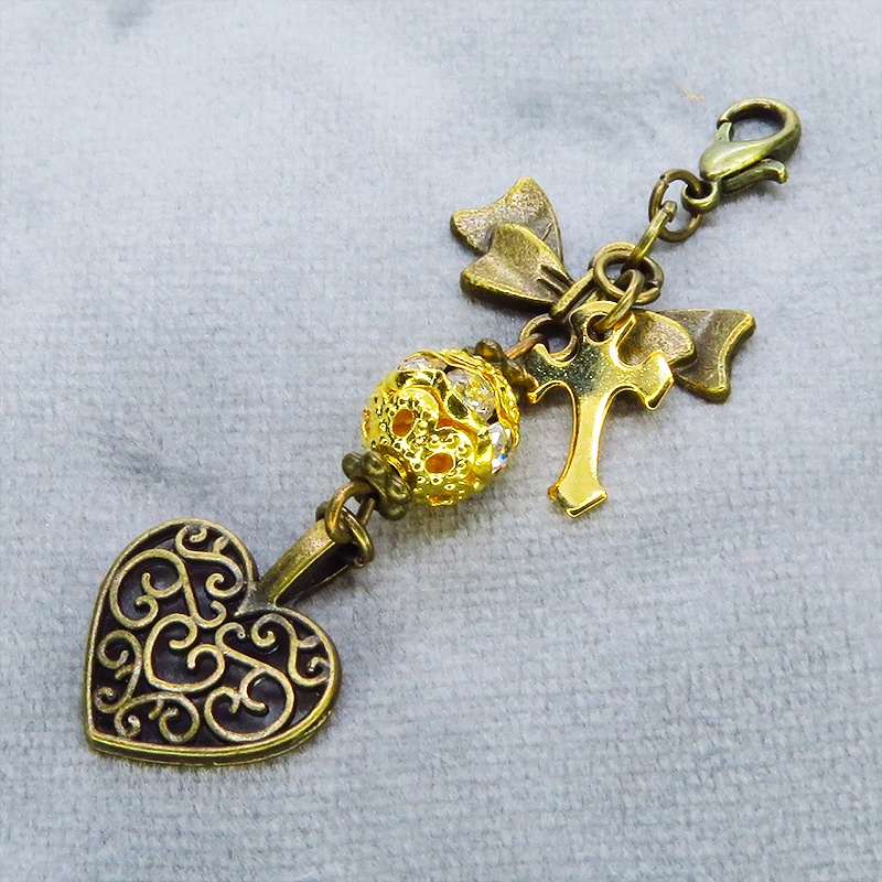 マスク・スマホチャーム アンティークゴールド 透かし模様のハートチャームとメタルビーズのチャーム 金具変更可