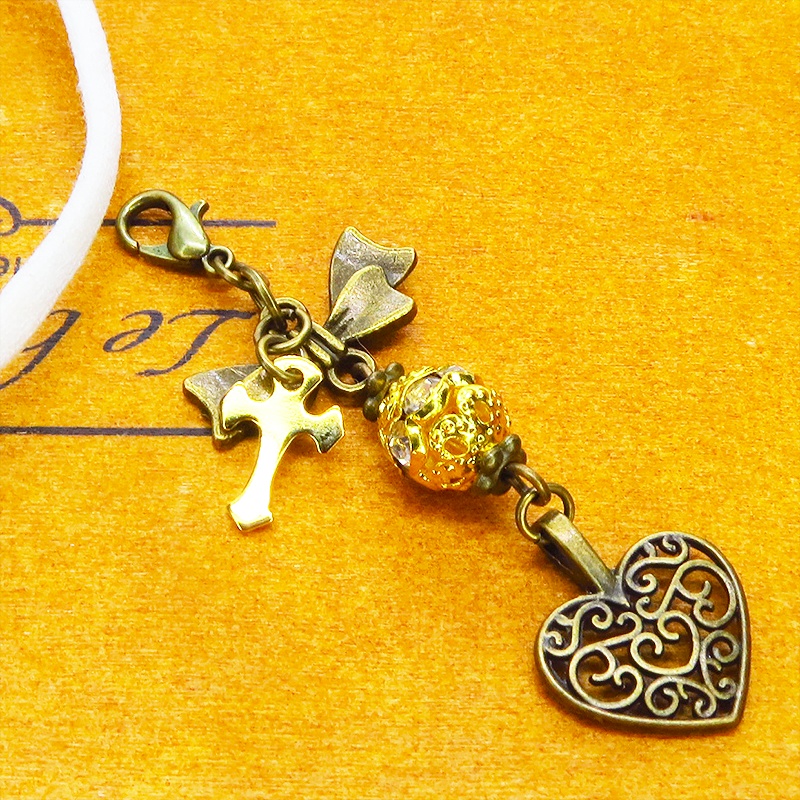 マスク・スマホチャーム アンティークゴールド 透かし模様のハートチャームとメタルビーズのチャーム 金具変更可