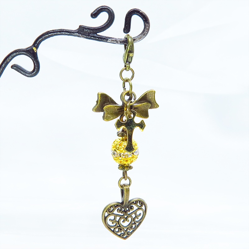 マスク・スマホチャーム アンティークゴールド 透かし模様のハートチャームとメタルビーズのチャーム 金具変更可