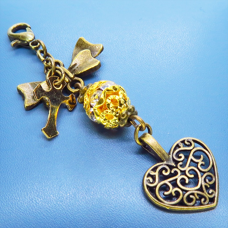 マスク・スマホチャーム アンティークゴールド 透かし模様のハートチャームとメタルビーズのチャーム 金具変更可