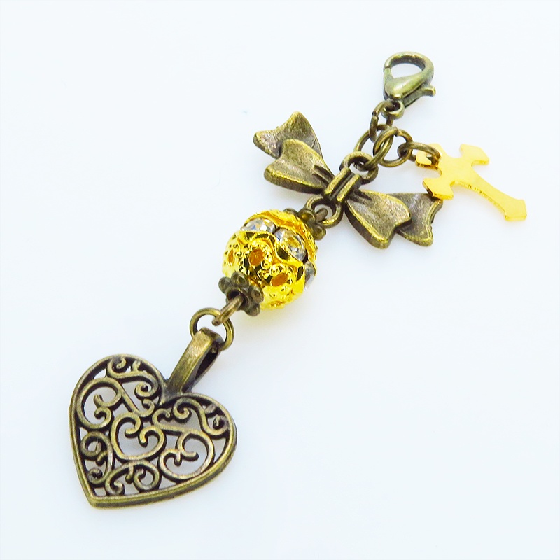 マスク・スマホチャーム アンティークゴールド 透かし模様のハートチャームとメタルビーズのチャーム 金具変更可