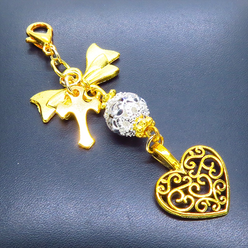 マスク・スマホチャーム ゴールドカラー 透かし模様のハートチャームとメタルビーズのチャーム 金具変更可