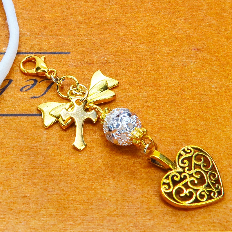 マスク・スマホチャーム ゴールドカラー 透かし模様のハートチャームとメタルビーズのチャーム 金具変更可