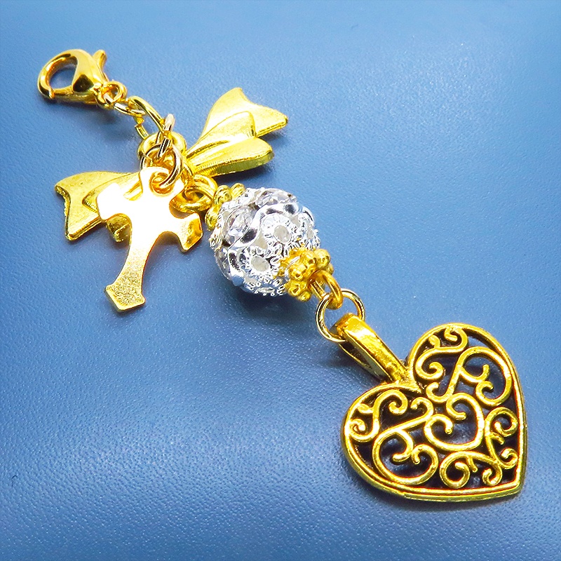 マスク・スマホチャーム ゴールドカラー 透かし模様のハートチャームとメタルビーズのチャーム 金具変更可