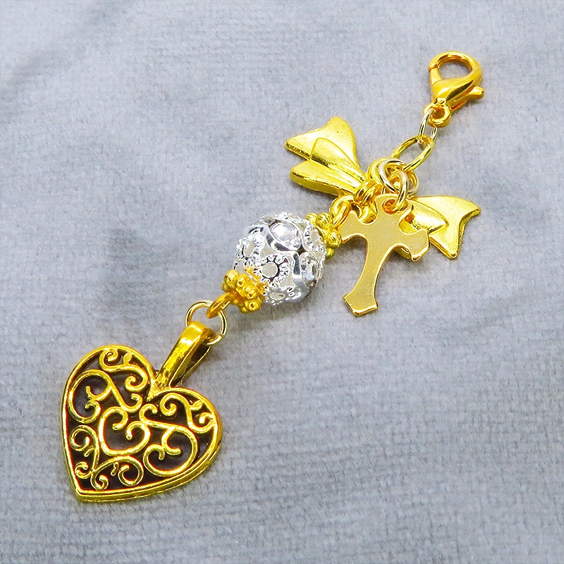 マスク・スマホチャーム ゴールドカラー 透かし模様のハートチャームとメタルビーズのチャーム 金具変更可