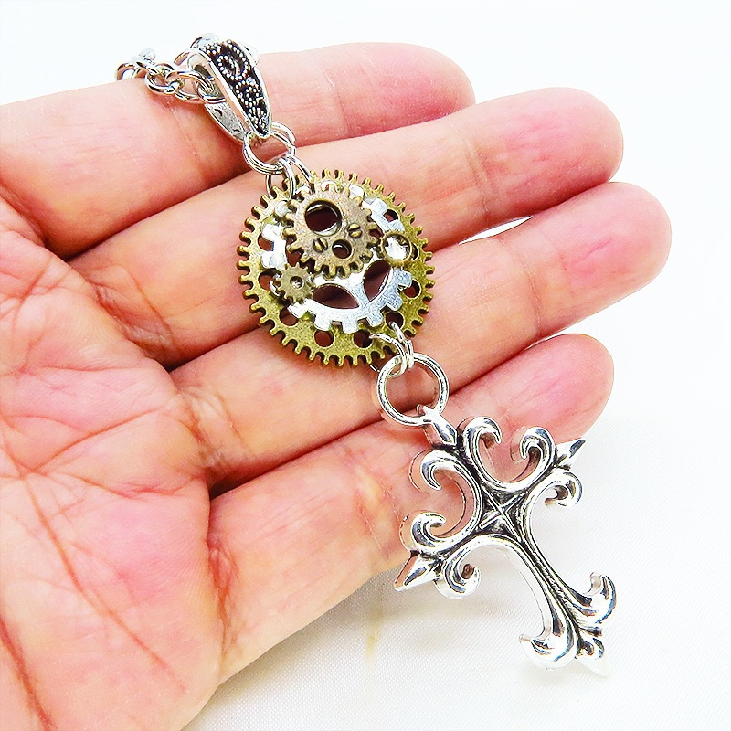 アンティークシルバー ゴシック調ロザリオ(十字架)と歯車を組合せたスチームパンク風ネックレス 長さ調整可