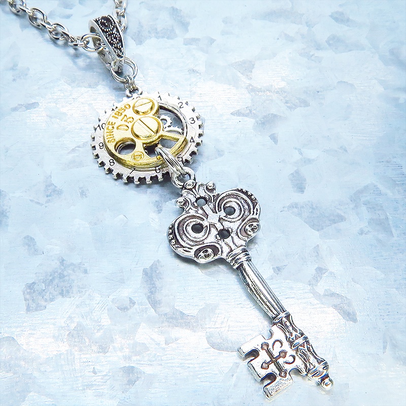 アンティークシルバー ゴシック調カギ(鍵)と歯車を組合せたスチームパンク風ネックレス 長さ調整可