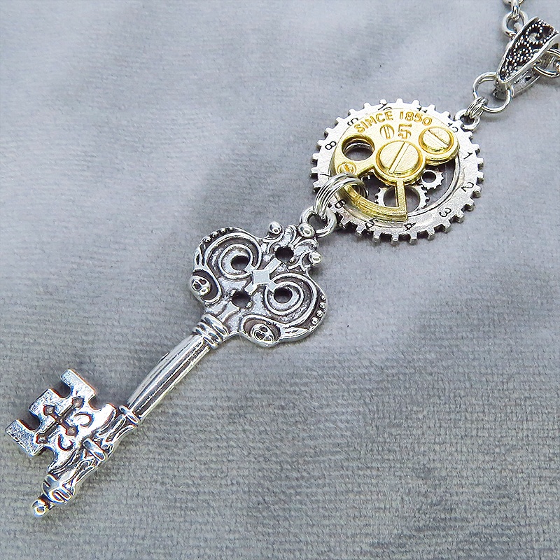 アンティークシルバー ゴシック調カギ(鍵)と歯車を組合せたスチームパンク風ネックレス 長さ調整可