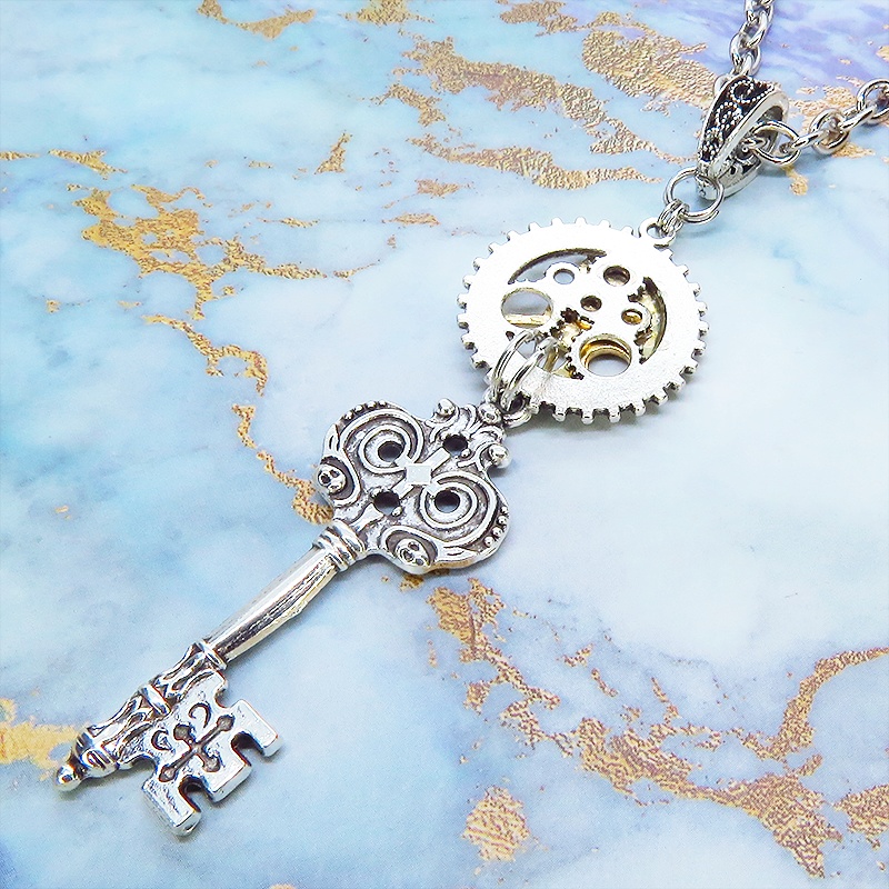 アンティークシルバー ゴシック調カギ(鍵)と歯車を組合せたスチームパンク風ネックレス 長さ調整可
