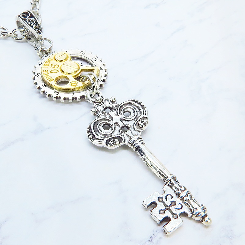 アンティークシルバー ゴシック調カギ(鍵)と歯車を組合せたスチームパンク風ネックレス 長さ調整可