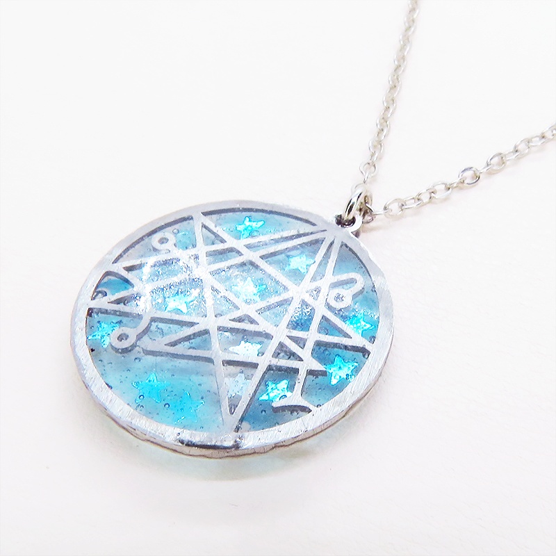 ライトブルー 星のつならなるフレームのペンダントネックレス レジン 立体 長さ調整可 アジャスター追加可