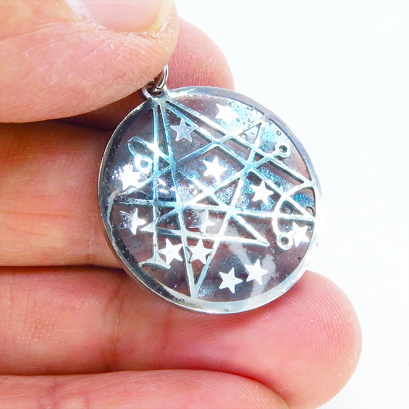 ライトブルー 星のつならなるフレームのペンダントネックレス レジン 立体 長さ調整可 アジャスター追加可
