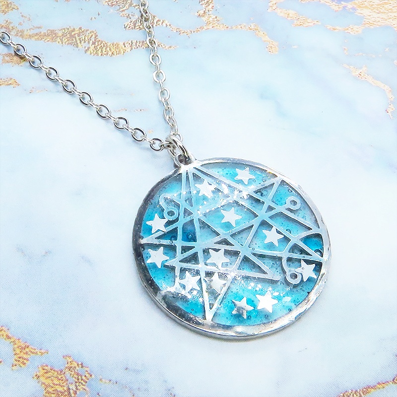 ライトブルー 星のつならなるフレームのペンダントネックレス レジン 立体 長さ調整可 アジャスター追加可