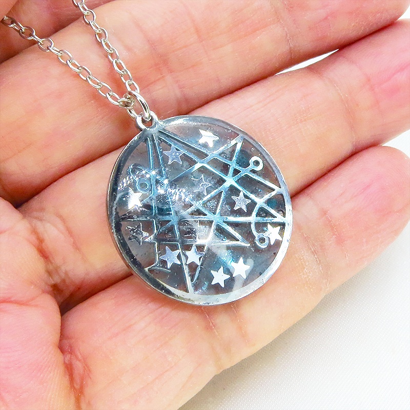 ライトブルー 星のつならなるフレームのペンダントネックレス レジン 立体 長さ調整可 アジャスター追加可