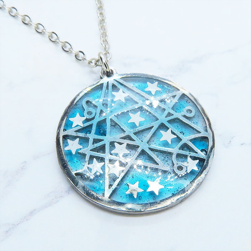 ライトブルー 星のつならなるフレームのペンダントネックレス レジン 立体 長さ調整可 アジャスター追加可