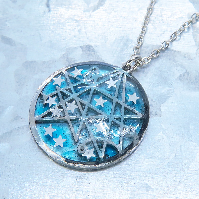 ライトブルー 星のつならなるフレームのペンダントネックレス レジン 立体 長さ調整可 アジャスター追加可