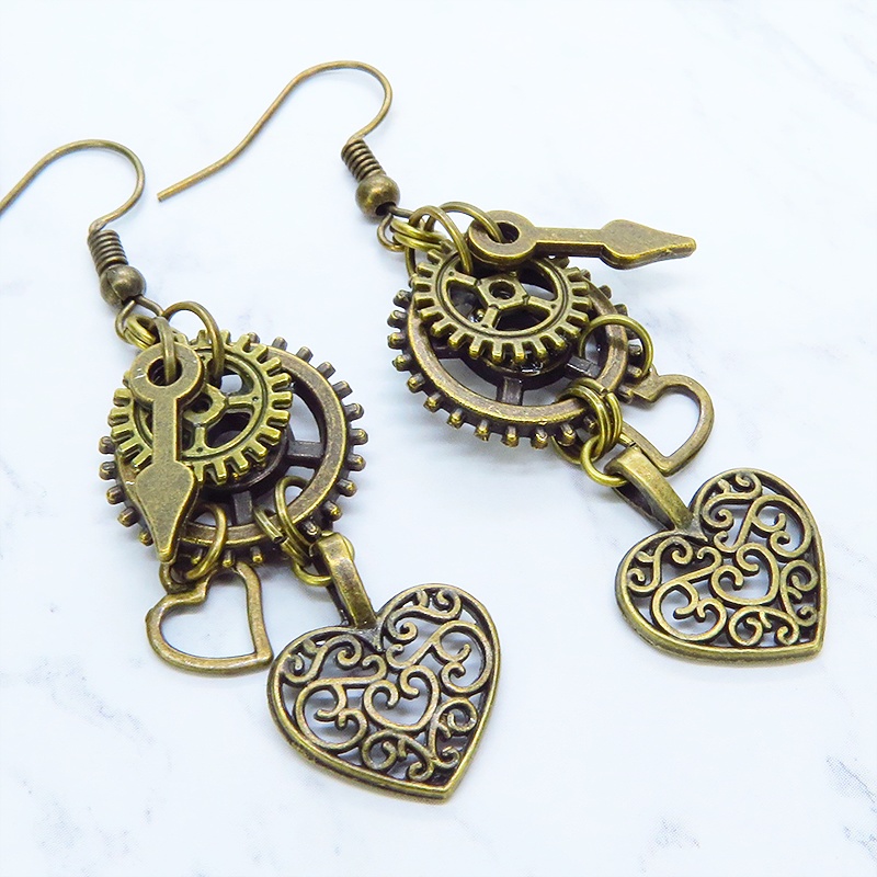 アンティークゴールド アラベスク調の透かし入りのハートと歯車を組合せたスチームパンク風ピアス